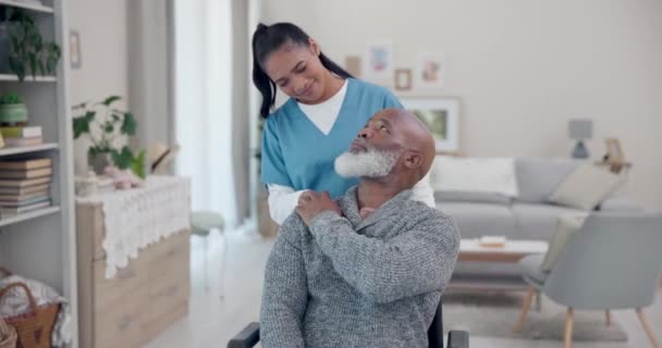 Starszy mężczyzna, wózek inwalidzki i kobieta wspierają pielęgniarką i opieką zdrowotną w domu starców. Opiekun, pracownik i osoby w podeszłym wieku opieka nad osobą niepełnosprawną z pacjentem gotowym do fizjoterapii. - Materiał filmowy, wideo