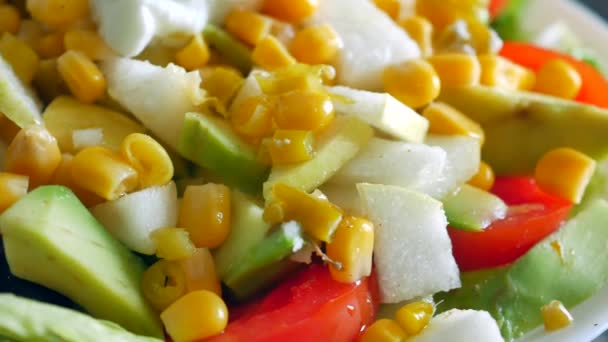 салат из свежих овощей на столе - Кадры, видео