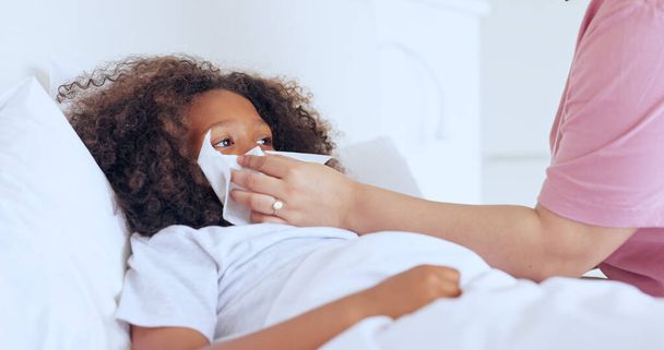 Orrfújás, gyermekek vagy egy fiú beteg az ágyban, hogy pihenjen vagy gyógyuljon, és a szülő az otthonban, hogy gondoskodjon vagy ellenőrizze. Család, gyerekek és egy gyermek a hálószobában egy lakás szövet hideg vagy influenza. - Fotó, kép