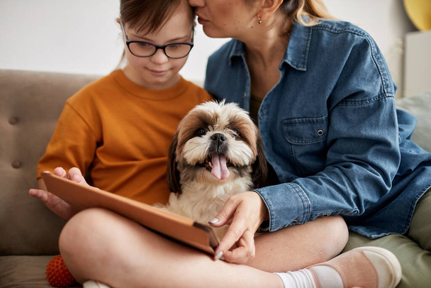 家族とソファーに座ってカメラを見ている小さなかわいい犬の肖像画,コピースペース - 写真・画像