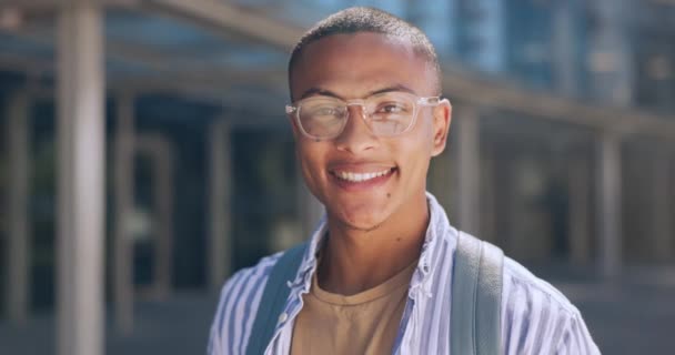 Portré férfi mosollyal a kampuszon kívül, reggeli utazás és lehetőség a főiskolai oktatással. Város, iskola és arc boldog diák az egyetemen tanfolyam, tanulás és a jövő karrier. - Felvétel, videó