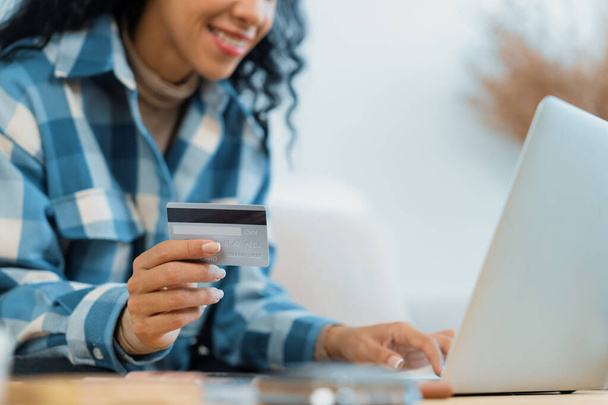 Zamknij kartę kredytową wykorzystującą do płatności online, bankowości i zakupów w sieci internetowej z laptopem pokazującym technologię kart kredytowych do bezpiecznego doładowania portfela online i kluczowych zakupów - Zdjęcie, obraz