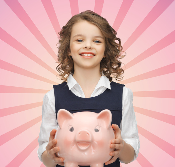 счастливая девушка, держащая свинью банк
 - Фото, изображение