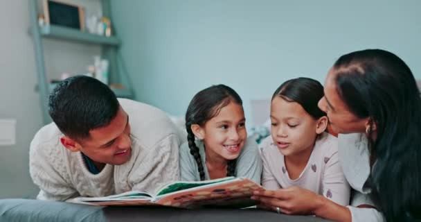 Moeder, vader en gelukkige kinderen die boeken lezen in de slaapkamer om te leren, kinderen te ontwikkelen en te ontspannen. Ouders, meisjeskinderen en storytelling voor quality time, liefde en conversatie in het ouderlijk huis. - Video