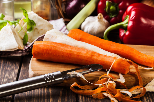 Verduras frescas: zanahorias y perejil
 - Foto, imagen