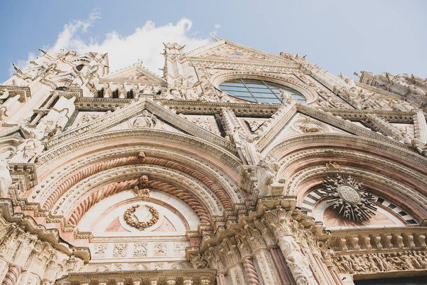 Bella strada colorata e medievale nel centro storico di Siena - Foto, immagini