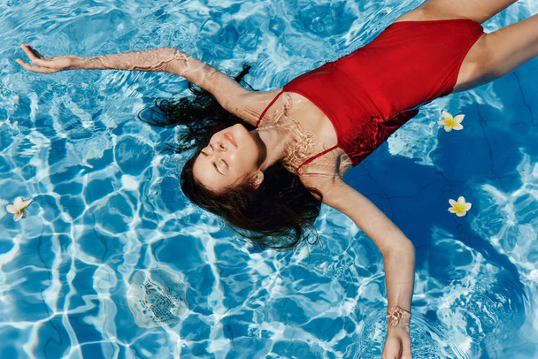 Бассейн женское тело молодое бикини путешествие голубое лето красота человек отдых женский кавказский бассейн вода довольно курортный образ жизни - Фото, изображение