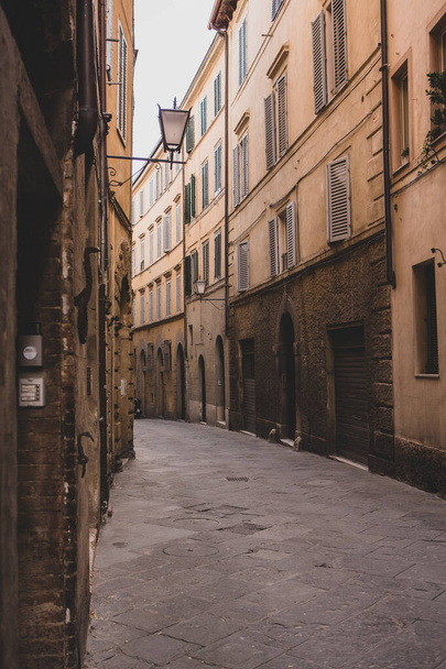 Gyönyörű színes és középkori utca a régi város Siena, Olaszország - Fotó, kép