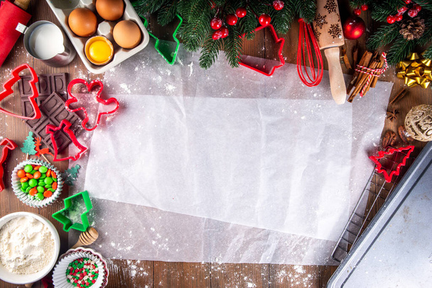 Μαγειρεύοντας χριστουγεννιάτικα μπισκότα οικογενειακό υπόβαθρο. Μητέρα και κόρη hands top view σε ζεστό ξύλινο φόντο, κάνοντας μπισκότα μελόψωμο με κόφτες μπισκότων, με διακόσμηση Πρωτοχρονιάς Χριστούγεννα - Φωτογραφία, εικόνα