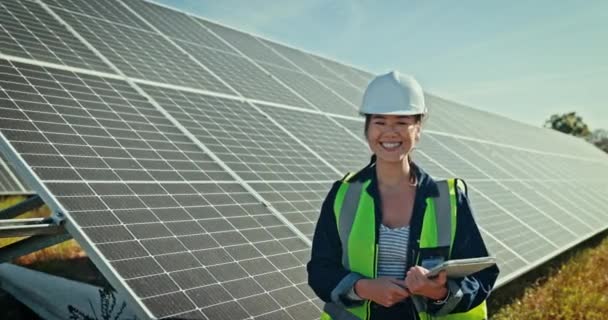 Счастливая женщина, инженер и солнечная панель с планшетом для экологически чистой окружающей среды или возобновляемых источников энергии в природе. Портрет женщины-техника с технологией наружной электроустановки. - Кадры, видео