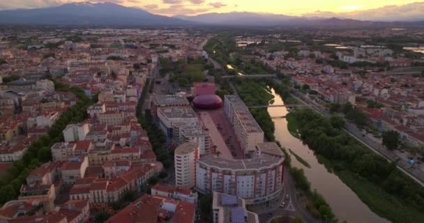 Vue aérienne de Perpignan, France. Bâtiments résidentiels et rivière Tet visibles d'en haut.Centre-ville au coucher du soleil. - Séquence, vidéo