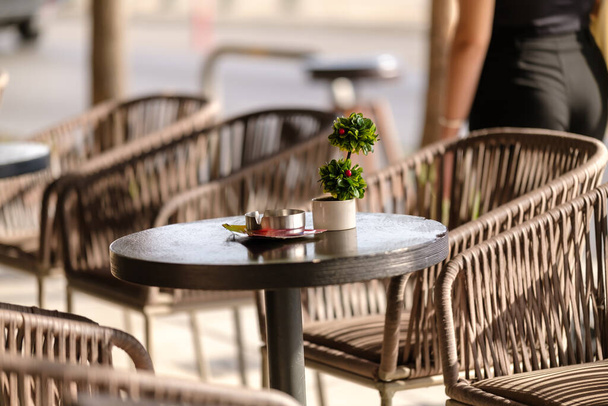 Widok na kawiarnie urządzone stół i krzesła na promenadzie w Salonikach Grecja - Zdjęcie, obraz