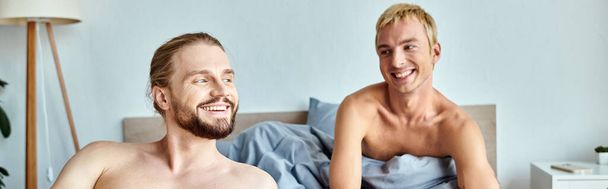 陽気なゲイ カップル 笑顔で 朝の居心地の良い寝室, 穏やかさと調和した関係, バナー - 写真・画像