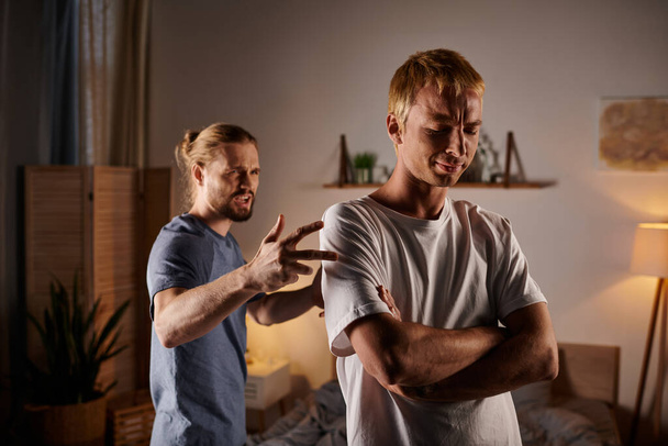 συναισθηματικοί γκέι εραστές μαλώνουν τη νύχτα στην κρεβατοκάμαρα, δυσκολίες στη σχέση και ταραγμένη αγάπη - Φωτογραφία, εικόνα