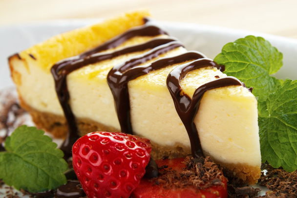 Rebanada de pastel de queso y chocolate derretido
 - Foto, imagen