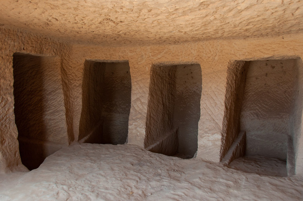 Внутри набатейской гробницы в Мадагарне, Сауд
 - Фото, изображение