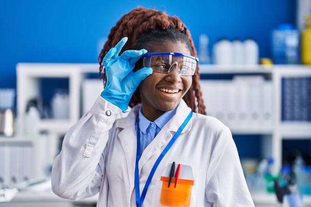 アフリカ系アメリカ人女性科学者が自信を持って研究室に立ち - 写真・画像