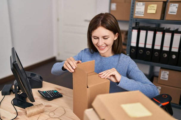 jovem loira mulher comércio eletrônico empresário trabalhador fazer caixa de papelão no escritório - Foto, Imagem