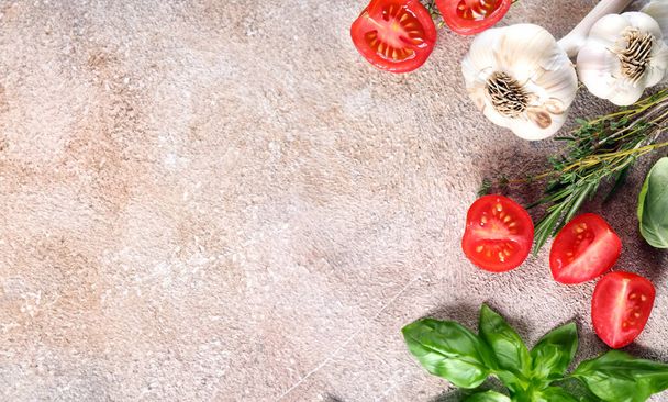 alimentos orgánicos naturales fondo tomates ajo y hierbas aromáticas - Foto, Imagen