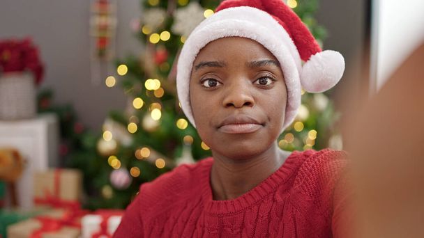 自宅でセルフィー写真を撮るクリスマスを祝うアフリカ系アメリカ人女性 - 写真・画像