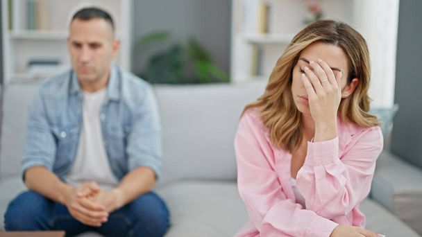 Mann und Frau streiten sich zu Hause auf Sofa - Foto, Bild