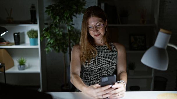 jong blond vrouw zakenman met behulp van smartphone werken glimlachen op het kantoor - Foto, afbeelding