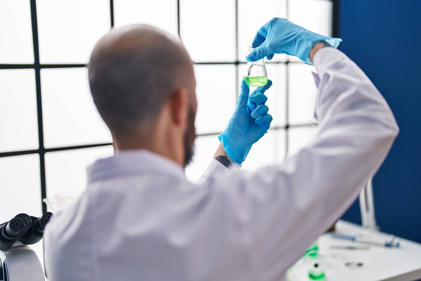Молодий лисий вчений тримає пробірку в лабораторії
 - Фото, зображення
