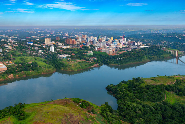 Luftaufnahme der paraguayischen Stadt Ciudad del Este und der Freundschaftsbrücke, die Paraguay und Brasilien durch die Grenze über den Parana-Fluss verbindet,. - Foto, Bild