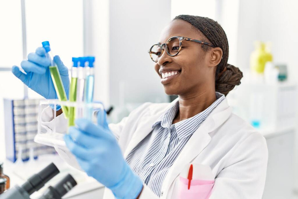 Afričanky americká žena vědec držení zkumavky v laboratoři - Fotografie, Obrázek
