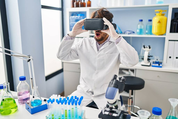 Молодой араб-ученый использует очки виртуальной реальности, работающие в лаборатории - Фото, изображение