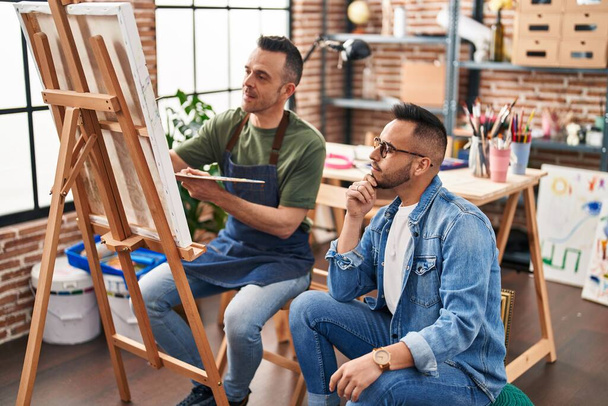 Dois homens artistas desenhando com expressão relaxada no estúdio de arte - Foto, Imagem