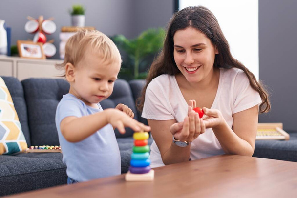 Mãe e filho sorrindo confiante jogando em casa - Foto, Imagem