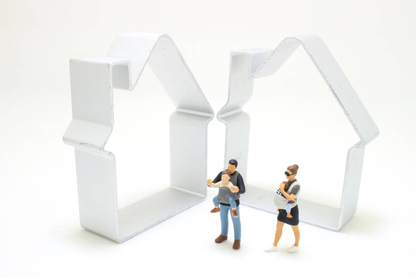 мини-домик со счастливой семьей - Фото, изображение