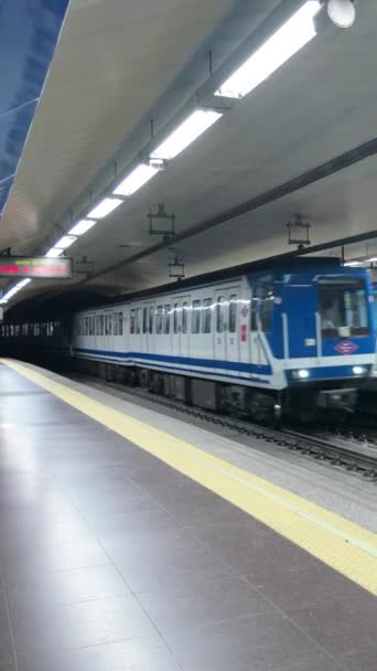 Madrid, Espanja. 6. marraskuuta 2023: Näkymä asemalta lähtevän Madridin metrojunan laiturilta. - Materiaali, video