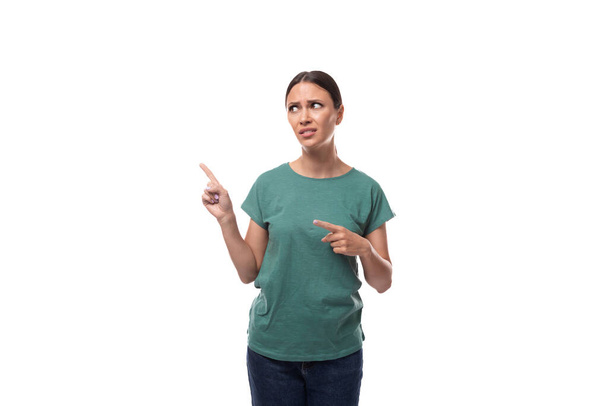 jong vertrouwen slanke vrouw gekleed in groen basic t-shirt met print mockup vestigt de aandacht. - Foto, afbeelding