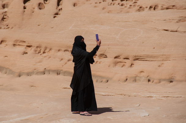 Saudian kadın alarak fotoğrafını, Suudi Arabistan - Fotoğraf, Görsel