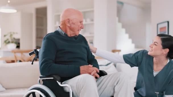 Wózek inwalidzki, rozmowa pielęgniarki i starszy mężczyzna w domu na opiekę, konsultacje i usługi medyczne. Opieka zdrowotna, emerytura i opieka nad osobami starszymi niepełnosprawnymi w zakresie pomocy, wsparcia i wellness. - Materiał filmowy, wideo