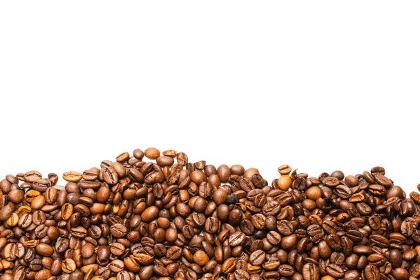 Kaffeebohnen auf weißem Hintergrund. Ansicht von oben. Textur der Kaffeebohnen. - Foto, Bild