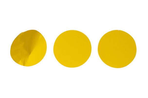 Στρογγυλή κίτρινα αυτοκόλλητα, λευκές ετικέτες απομονωμένες σε λευκό φόντο. Άνω όψη.  - Φωτογραφία, εικόνα