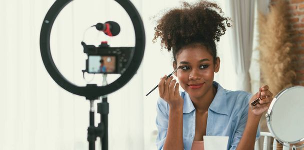 Frauen Influencer schießen Live-Streaming-Vlog Video Review Make-up entscheidenden sozialen Medien oder Blog. Glückliches junges Mädchen mit Kosmetikstudio-Beleuchtung für Marketing-Aufnahmen, die online ausgestrahlt werden. - Foto, Bild
