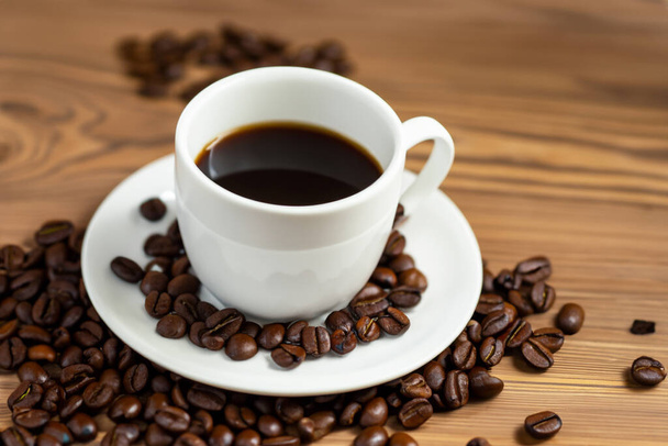 木のテーブルの上にコーヒーとコーヒー豆のカップ. コーヒー. - 写真・画像