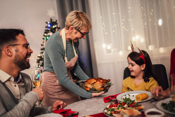 Feliz familia multi-generación disfrutando en un almuerzo juntos en casa. Familia en la cena de Navidad en casa - Foto, Imagen