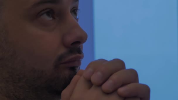 Mann zu Hause, schaut auf, betet, denkt nach. Nahaufnahme im Porträt - Filmmaterial, Video