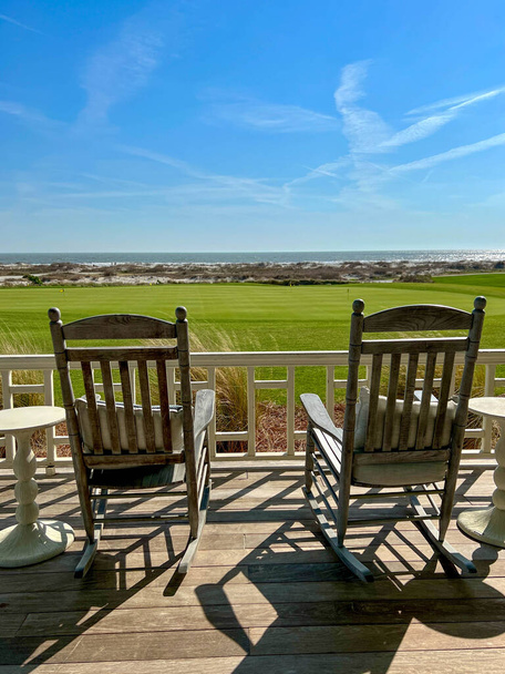 Rocking καρέκλες με θέα το Ocean Course Golf Course στο νησί Kiawah στη Νότια Καρολίνα σε μια όμορφη ηλιόλουστη μέρα. - Φωτογραφία, εικόνα