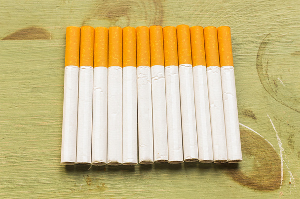 cigarros em madeira grunge
 - Foto, Imagem
