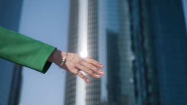 Две деловые женщины пожимают руку на открытом воздухе в современном офисном здании на разряженном фоне. Заключение сделки и заключение контракта рукопожатием. Руки в фокусе съемки на камеру кино - Кадры, видео