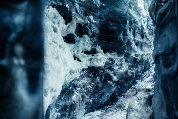 Глобальний потепління льоду в печерах, скандинавський пейзаж в Ісландії. Танення води з масивних льодовикових блоків в ісландському кришковому льодовиковому гірському тлі, похід льодовиком взимку. - Фото, зображення