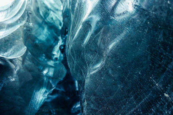 Vatnajokull barlangok otthont csodálatos jégképződmények, beleértve a nagy kék fagyasztott jégtömbök. A globális felmelegedési problémák miatt a jégtakaró gleccserek és a gleccserhasadékok eltűntek.. - Fotó, kép
