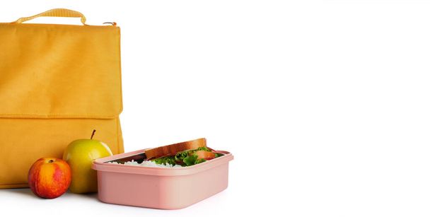 Sac thermique et boîte à lunch sur fond blanc avec espace pour le texte - Photo, image