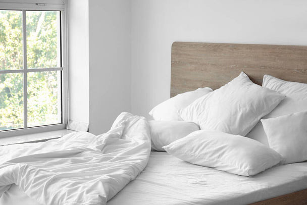 Konforlu çift kişilik yatak odası ve beyaz yastıklar. - Fotoğraf, Görsel